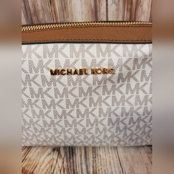 MICHAEL KORSJet Set Large Logo Crossbody Bag - Picture 2 of 9